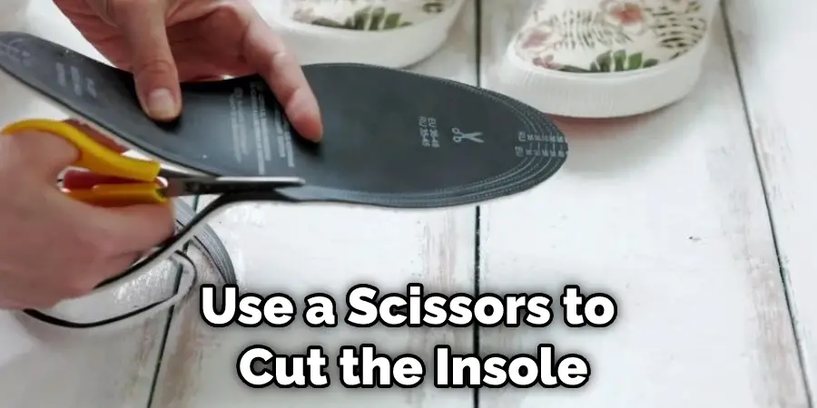 Use a Scissors to Cut the Insole