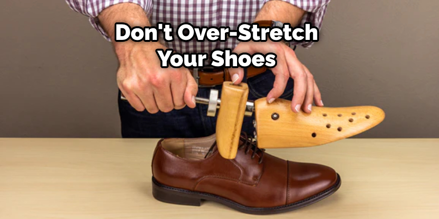 How to Use a Wooden Shoe Stretcher | 6 Steps Guide (2024)